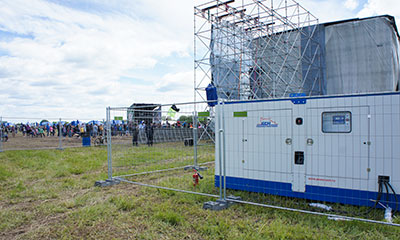 Дизельная электростанция 400 квт в шумозащитном кожухе снабжает электроэнергией загородный музыкальный фестиваль