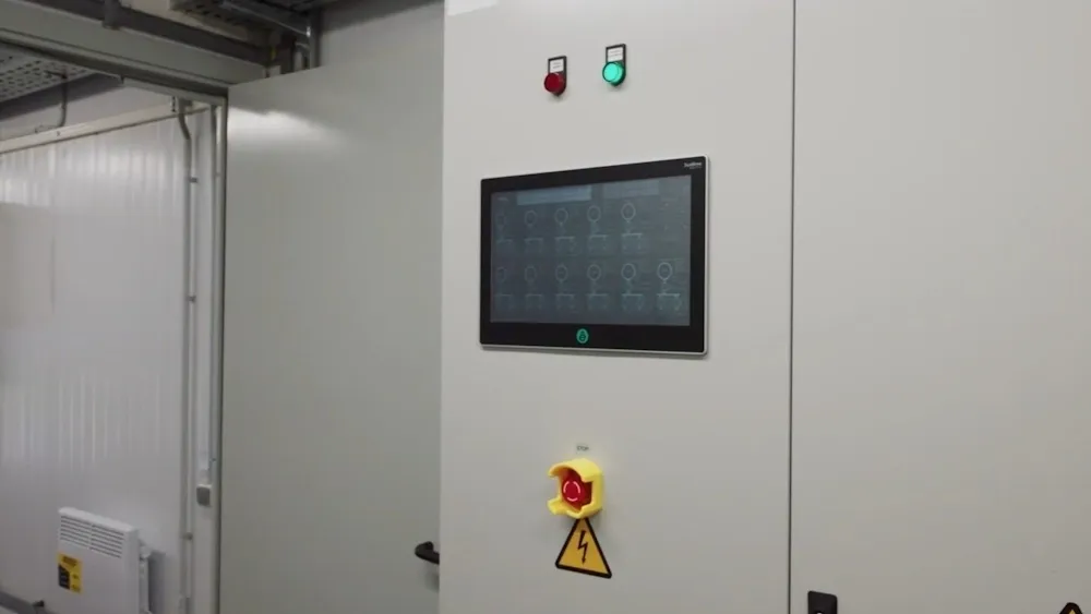 Пример шкафа управления с HMI-панелью для централизованной диспетчеризации энергокомплекса из 11 ДЭС и распредустройства