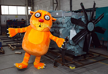 Кот позирует рядом с двигателем Mitsubishi