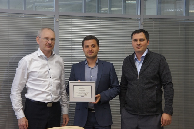 Вручение руководителям "ПСМ" сертификата Лучшего делового партнера Volvo Penta в России