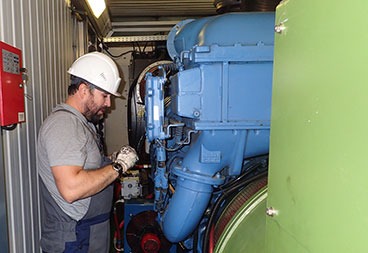 Сервисный инженер ПСМ на разборе двигателя